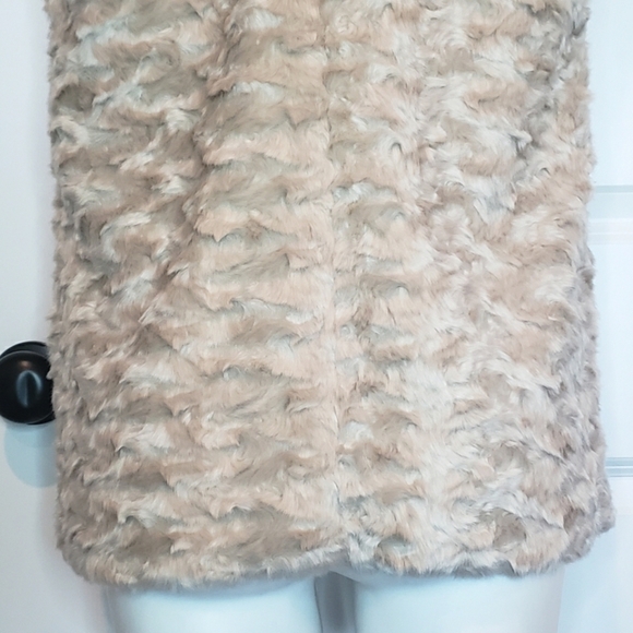 NWT Forever 21 Faux Fur Vest Taupe S - Picture 7 of 8